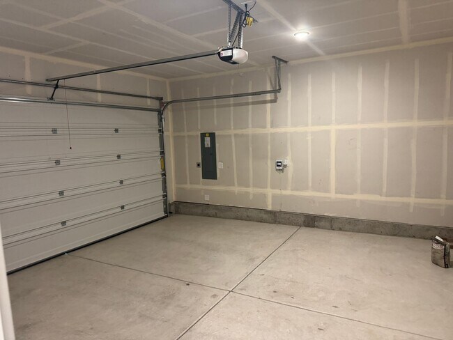 Building Photo - Spacious 3 Bedroom – Move-In Ready Brand n...