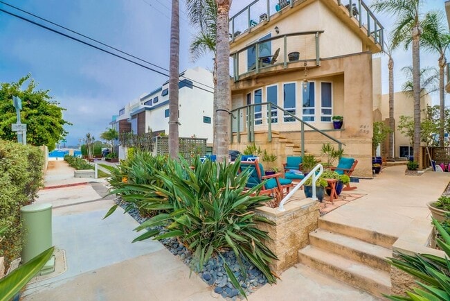 Building Photo - Private Rooftop Deck South Mission Beach