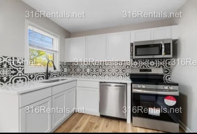 Building Photo - $995 - 2 bed 1 bath - COMING SOON! Single Family Home