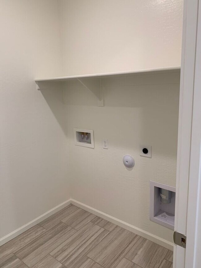 Building Photo - MOVE IN SPECIALS!! $500.00 MOVE IN CREDIT!...