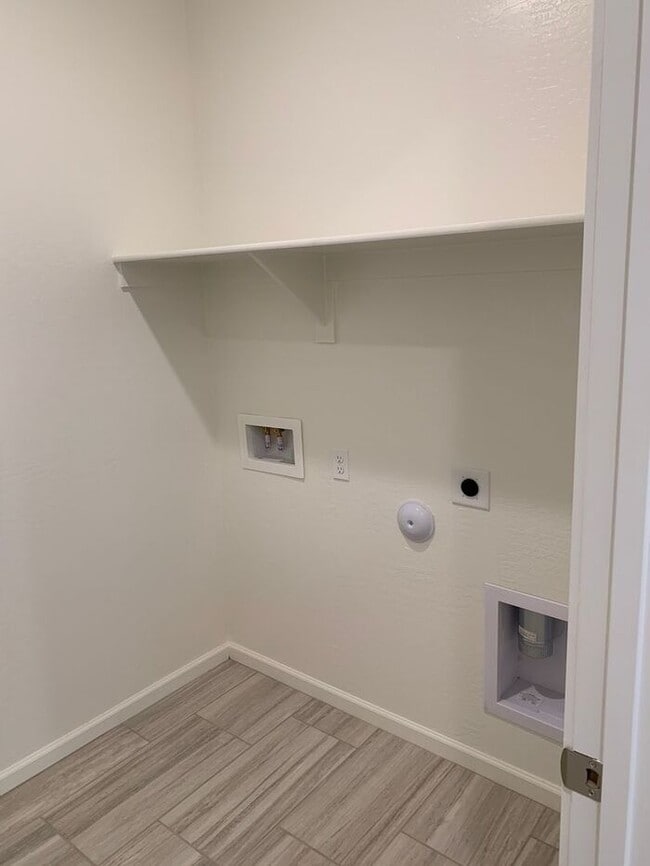 Building Photo - This stunning 4-bedroom, 2-bathroom home l...