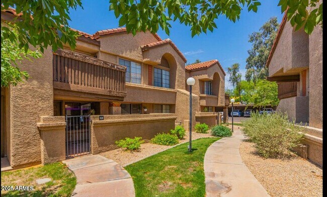 Building Photo - 700 E Mesquite Cir