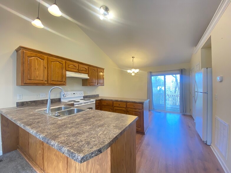 Building Photo - 220 4th Ave