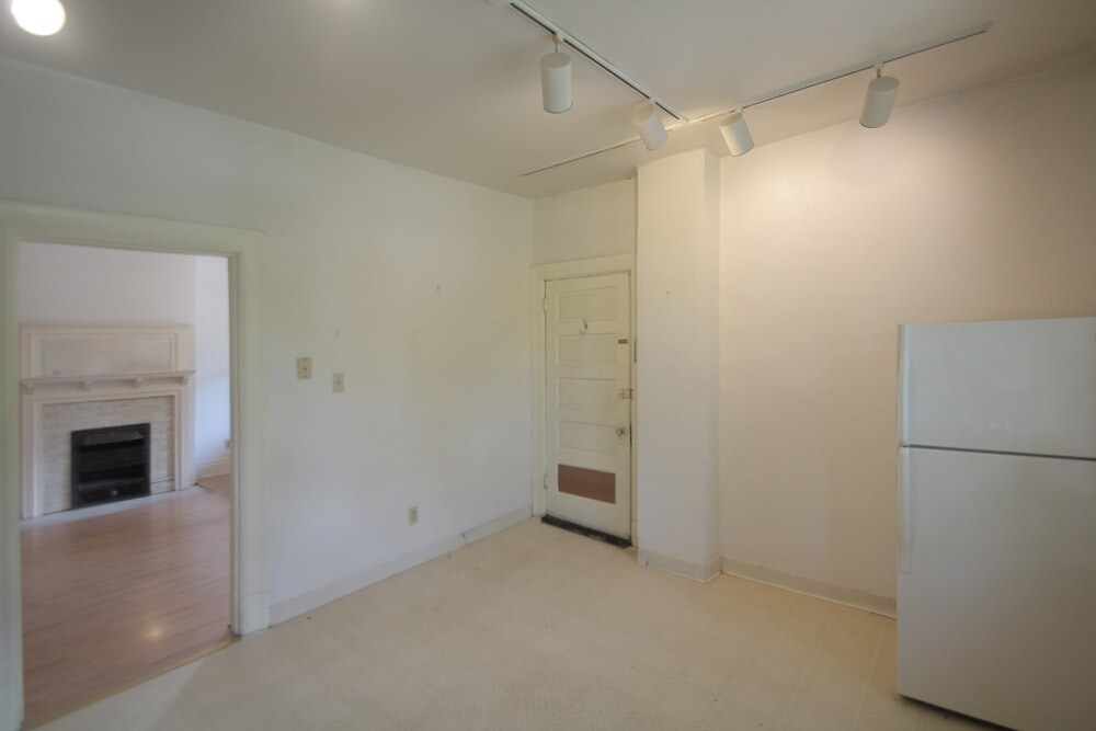 Building Photo - 200 Kelly Ave