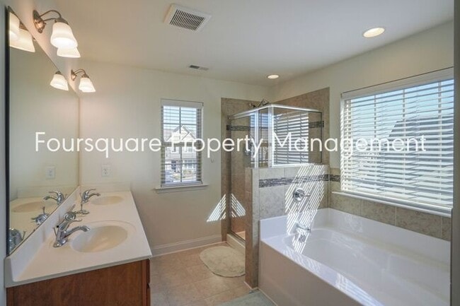 Building Photo - Spacious Single-Family Home with Open Floor Plan, Loft & Two-Car Garage – In the Popular Arrowhea...