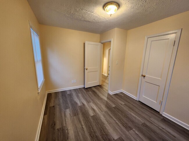 Building Photo - Adorable 2 bedroom with updates and washer/dryer hook-ups