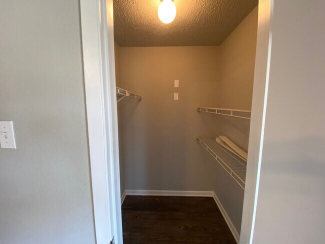 Building Photo - Charming 2nd floor condo located in gated community with a pool!