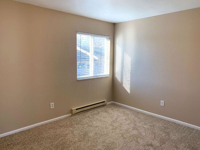 Building Photo - "Spacious 4-Bedroom Haven with 2 Full Baths in Prime Fort Collins Location!"
