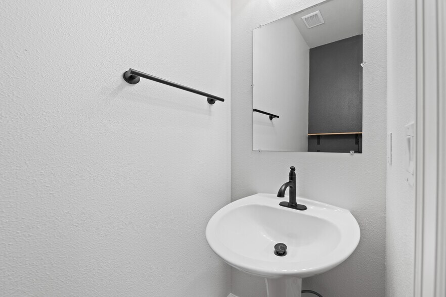 Building Photo - 2275 NE Nuttail Ct