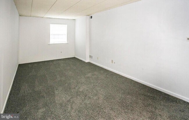 Building Photo - 154 Woodstream Dr