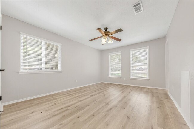 Building Photo - 804 Val Verde Dr