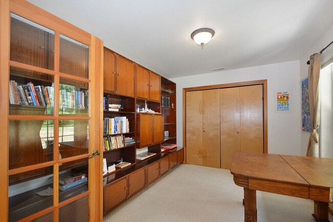 Building Photo - Spacious Custom home on 7.7 Acres ****COMI...