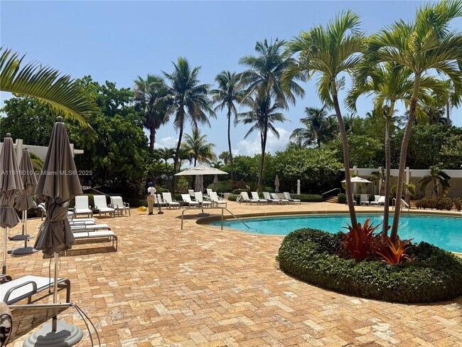 Building Photo - 5055 Collins Ave