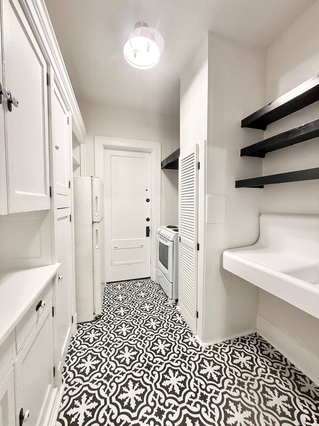 Building Photo - Very Unique Upstairs 1/1 w/ Hardwoods in Small 1920's complex - F211