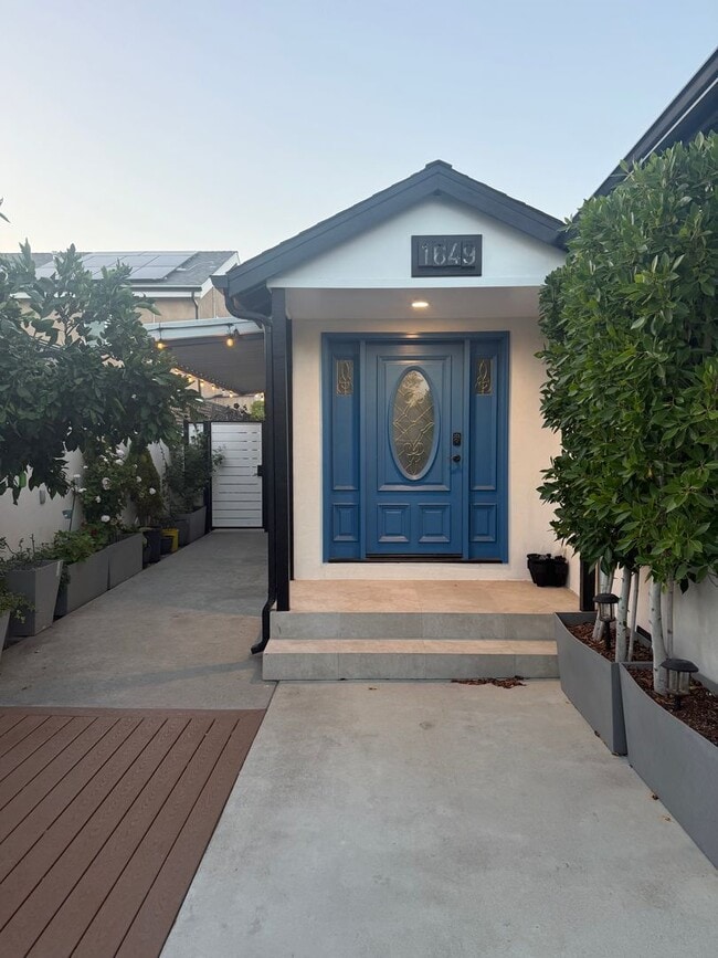 Building Photo - AWESOME COMPLETELY REMODELED 2 BEDROOM 1.5 BATH UNIT