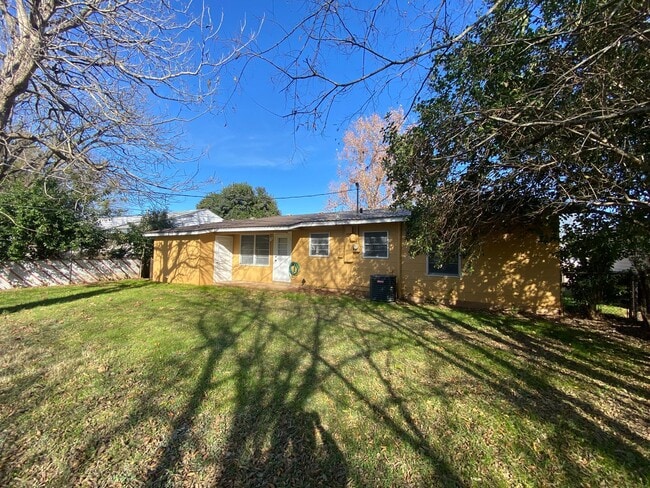 Building Photo - Single Family Home