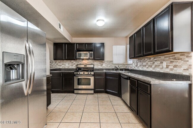 Building Photo - 10929 Northview Dr