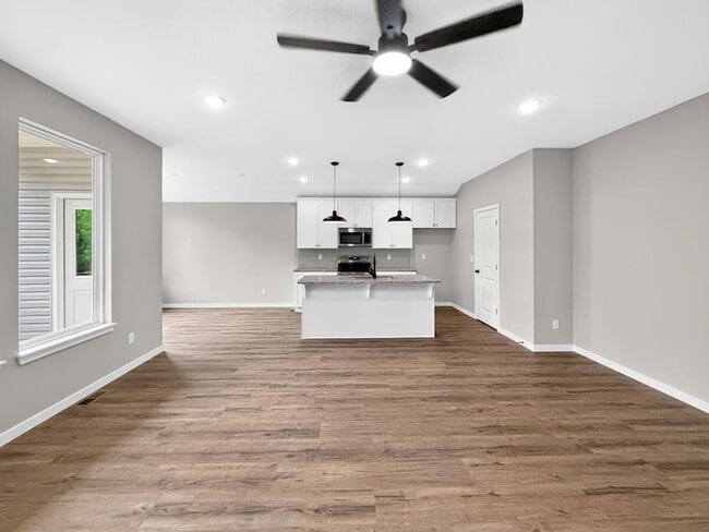 Building Photo - 585 Bailiwick Dr