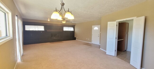 Building Photo - LARGE HOME WITH MANY UPDATES