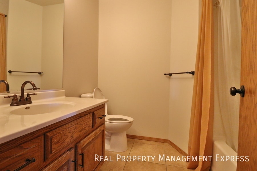 Building Photo - Stunning 5 Bedroom 3 Bath Home in South East Sioux Falls