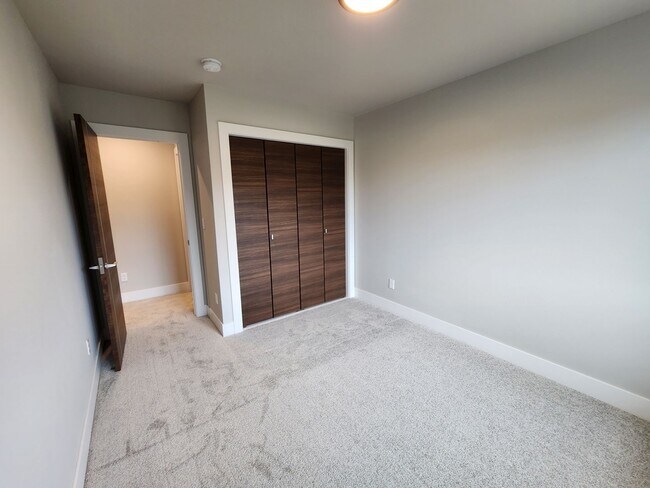 Building Photo - 3 bedroom Townhouse with Pool Access and E...