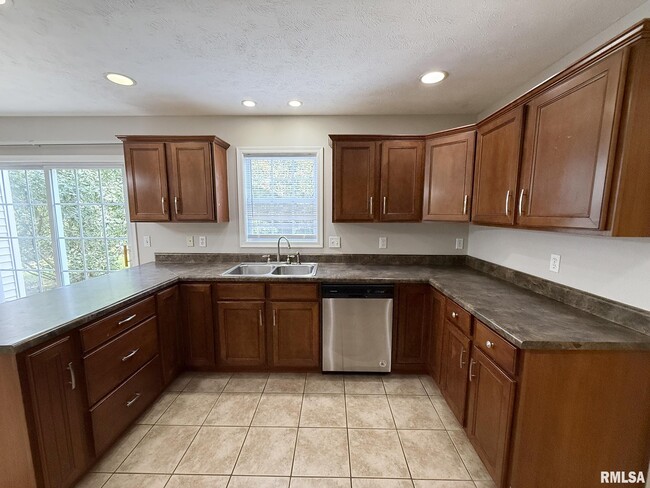 Building Photo - 2119 W Miners Dr