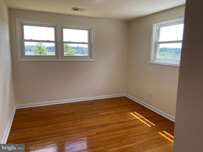 Building Photo - 121 Cypress Dr