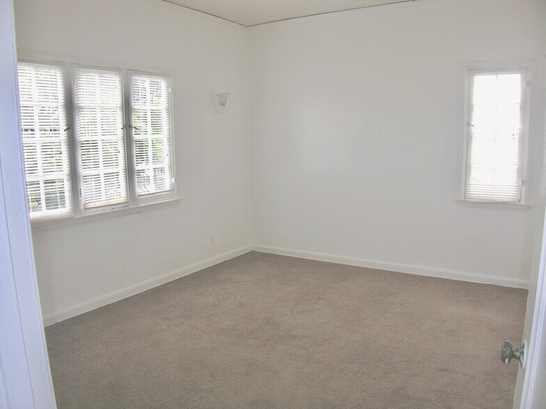 Carpeted Bedroom - 4911 Dockweiler St