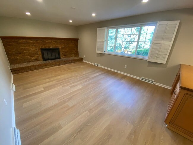 Building Photo - Updated Spacious Palos Verde Home