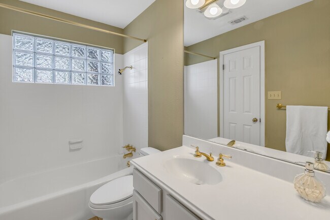 Building Photo - 9006 Balcones Club Dr