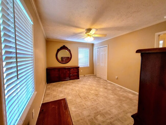 Building Photo - 3 Bedroom Brick Home