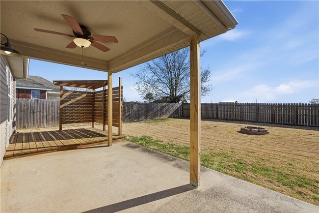 Building Photo - 551 Dogwood St