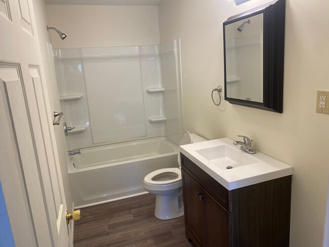 Building Photo - 606 W Cherry St