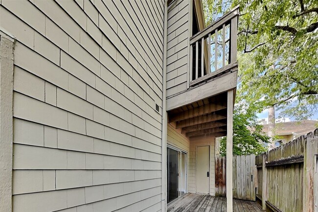 Building Photo - 2100 Tanglewilde St