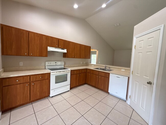 Building Photo - SILVER SPRINGS SHORES 3/2/2