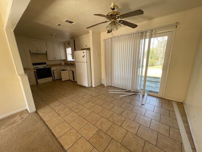 Building Photo - 1401 Alta Mira Dr