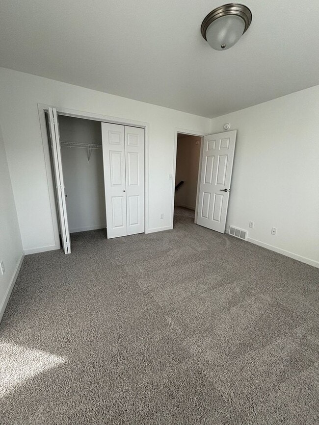 Building Photo - 3 Bedroom 3 Bathroom Townhomes