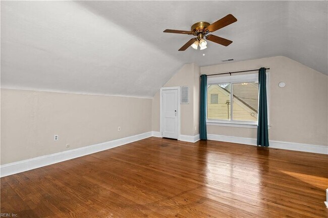 Building Photo - 3537 Buckingham St