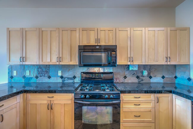 Building Photo - Gorgeous, Custom 4 bed, 3 bath Pet-Friendl...