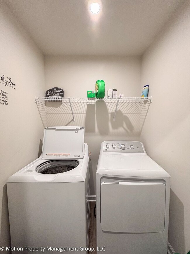 Building Photo - Fully Furnished Townhome!