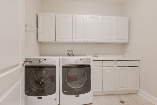 Building Photo - 420 Pine Manor Dr