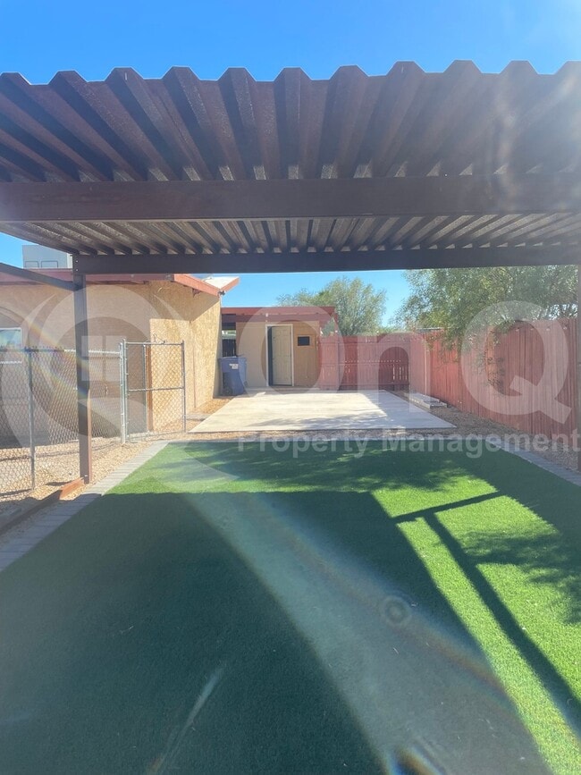 Building Photo - 1132 W Knox Pl