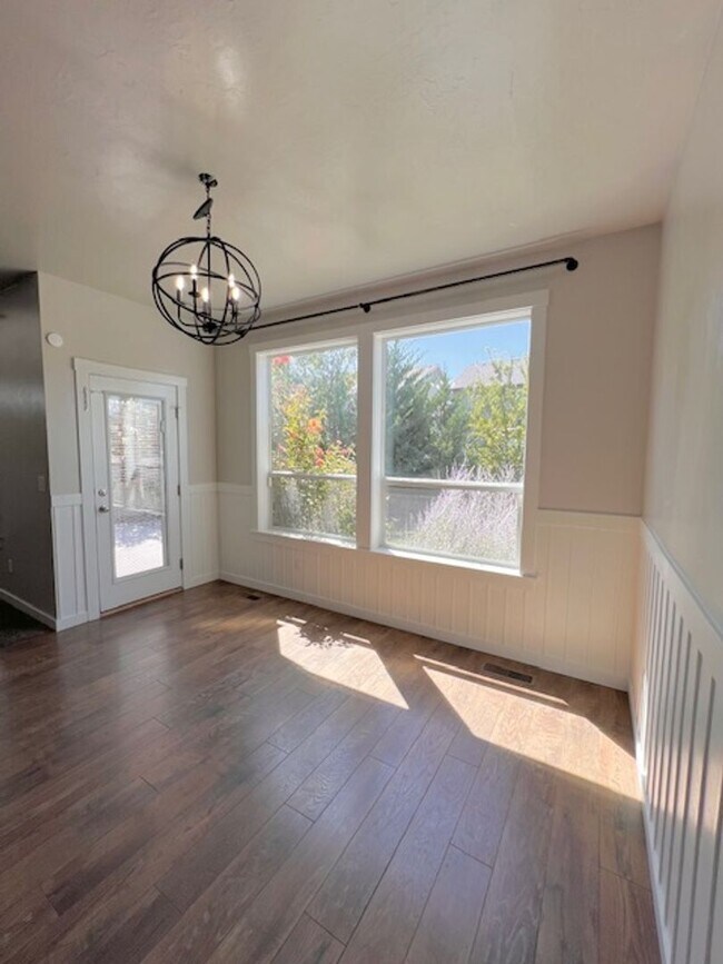 Building Photo - Beautiful 4 Bed, 2.5 Bath Plus Office in S...