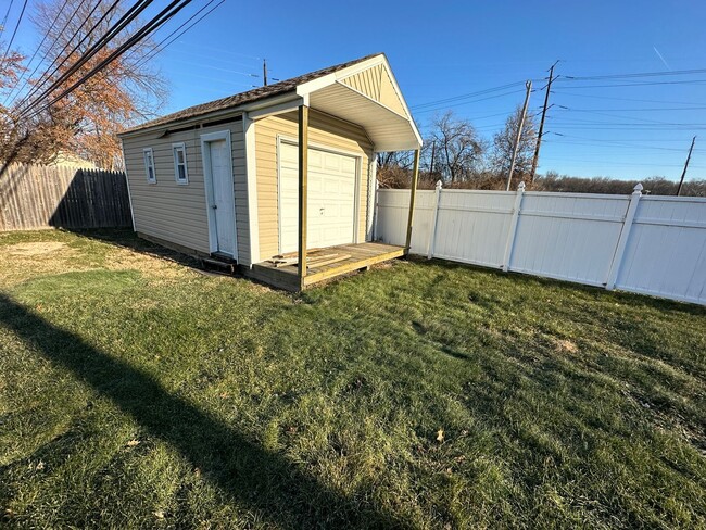 Building Photo - 4 bed 1.5 bath updated rancher new stainle...