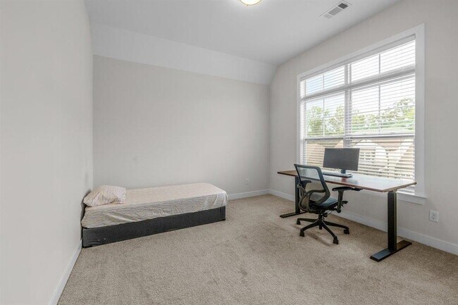 Building Photo - 609 Yvonne Bnd Dr