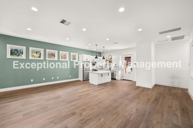 Building Photo - Amazing Executive Estate!
