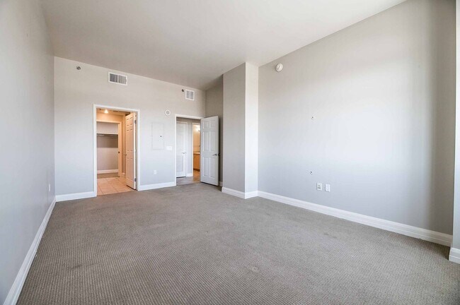 Building Photo - GORGEOUS DOWNTOWN HIGHRISE CONDO FOR LEASE!