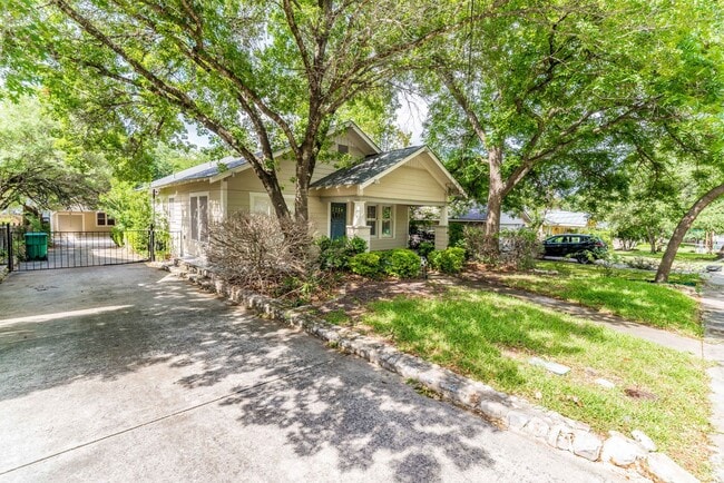 Building Photo - Alamo Heights Cottage