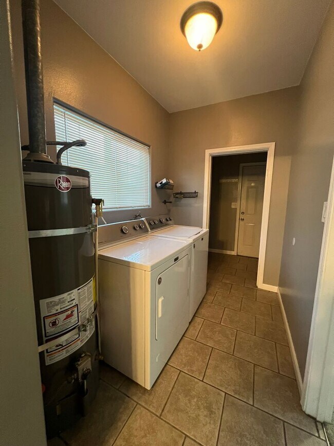 Building Photo - 3 Bedroom, 2 Bathroom Home - Located near Sky Lakes and Oregon Tech!