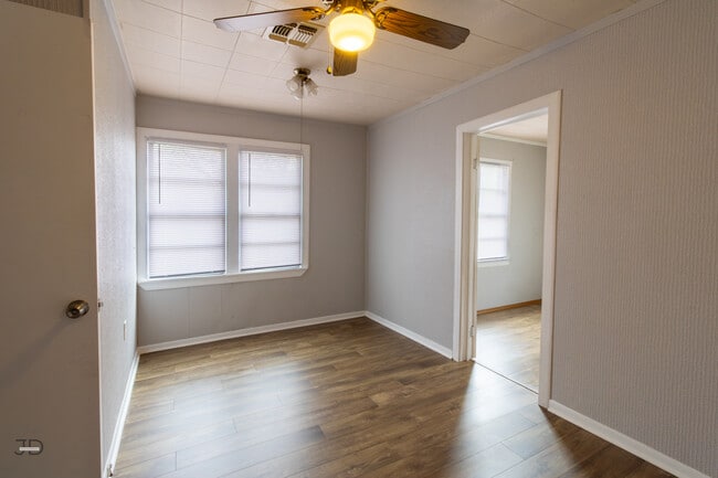 Building Photo - 709 E 1st St